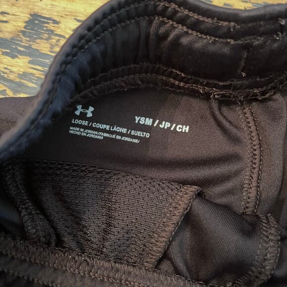 Under Armour Boy's SM Black White Logo Athletic Shorts - Picture 5 of 5